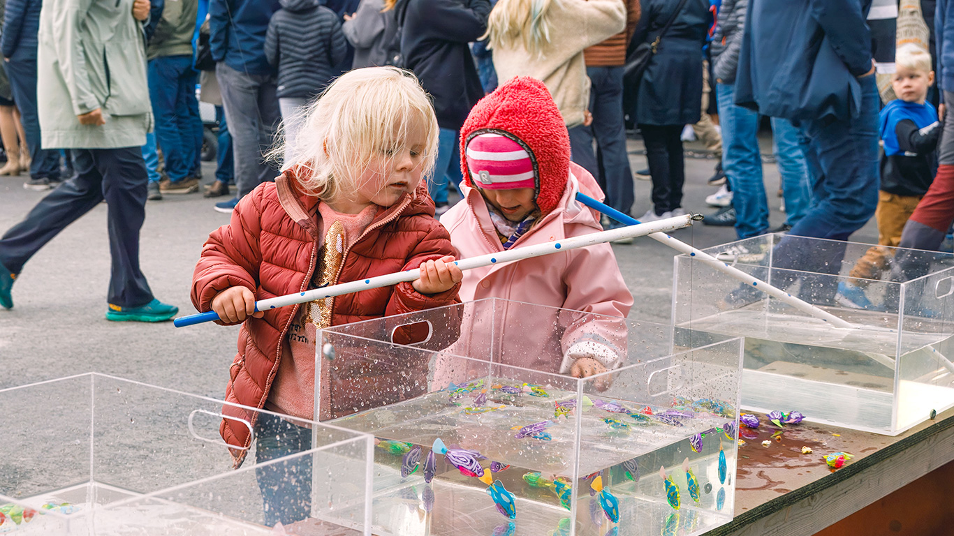 Two kids playing av Salmon Evolutions Official Opening at Indre Harøy. Photo