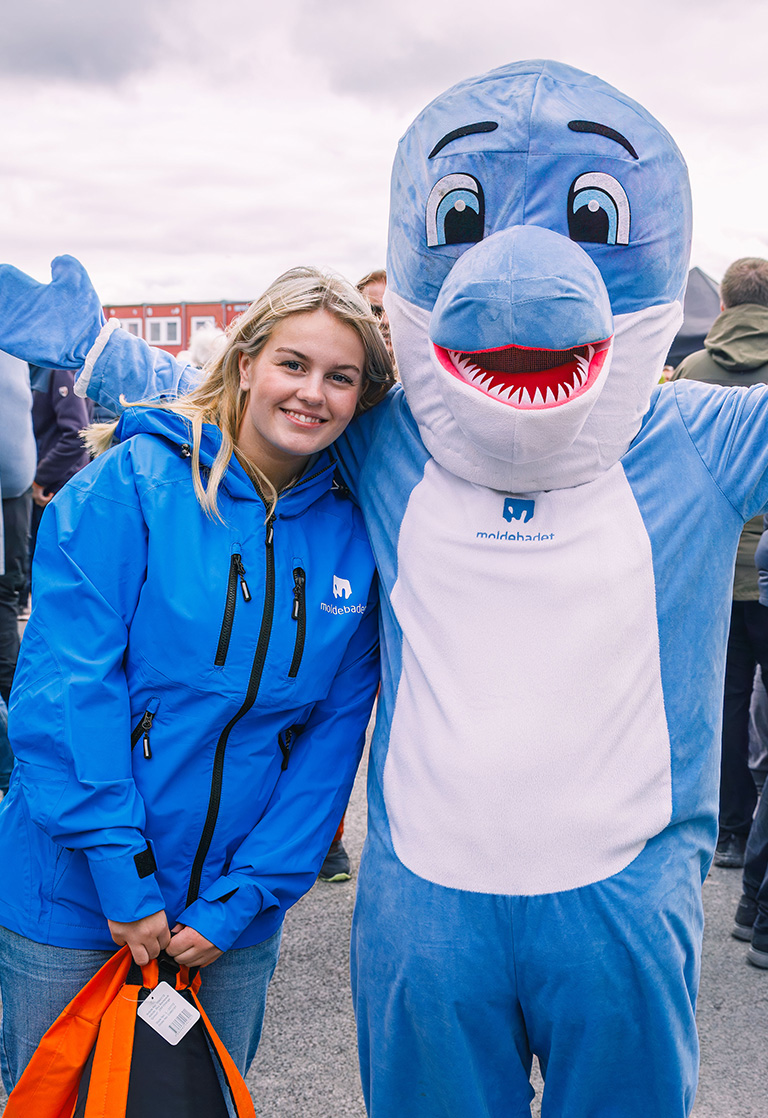 CEO Trond Haakon Schaug-Pettersen expressed enthusiasm for the community’s response: "We are thrilled to give something back to the community. The enthusiasm we've experienced in Hustadvika and among the local population has been incredible—nothing but positivity. The same goes for public authorities and investors. It’s been over two years since we put fish in the first tank, and it was high time to showcase the facility as it stands today." The main attraction was the guided tours of the facility, allowing visitors to gain insight into the sustainable production of land-based salmon. With over 800 attendees, the event was a tremendous success, surpassing all our expectations Salmon Evolution extends its gratitude to everyone who participated in this memorable event and looks forward to continuing its journey with the support of such an engaged and enthusiastic community. Photo