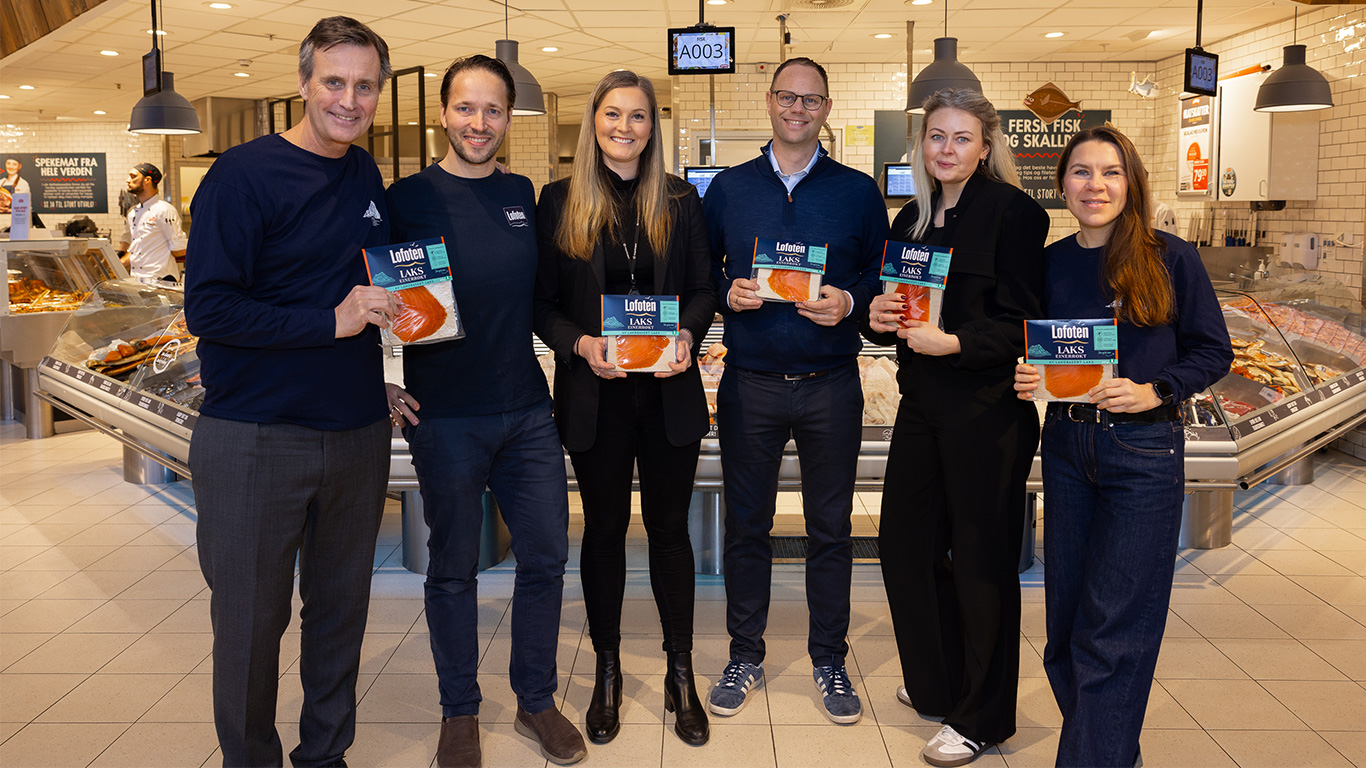 From left: Andreas Stabell Johansen – Key Account Manager Lofotprodukt AS , Øystein Rist – CCO Lofotprodukt AS, Camilla Moe – Category Manager Norgesgruppen, Odd Frode Roaldsnes – CCO Salmon Evolution, Ingrid Humlung – Marketing Manager Salmon Evolution, Regine Ditløvsen Øverås – Brand Manager Lofotprodukt AS. Photo