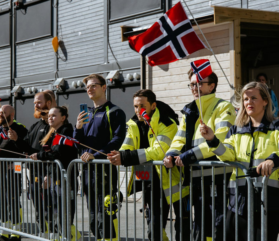 Crowd welcomes Crown Prince Haakon at Salmon Evolution, Indre Harøy. Photo